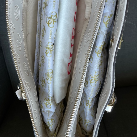 Guess♥️Brand New♥️ Hand- Bag from Guess !! - Picture 4 of 8